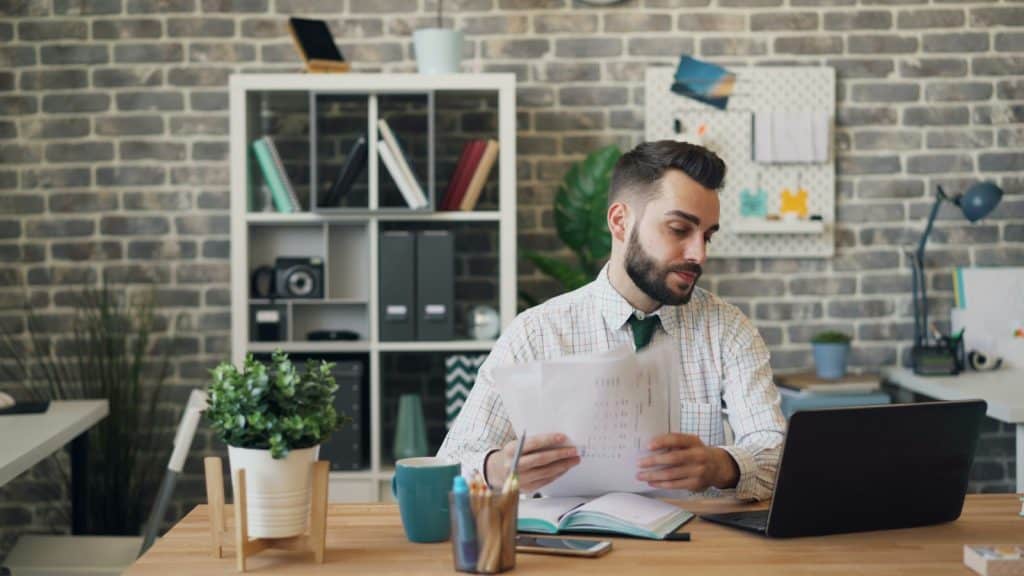 Gründer plant nach der Kündigung seine Selbstständigkeit mit einem AVGS-Gründercoaching